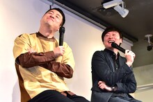 子供の頃に撮影された自分の写真の表情やポーズを再現する和牛・水田（左）。