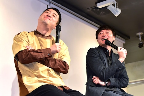 子供の頃に撮影された自分の写真の表情やポーズを再現する和牛・水田（左）。