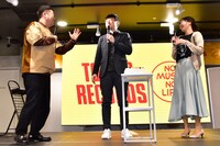 傾けにくいバースデーケーキの図柄を、遠心力を使って見せようと提案する和牛・水田（左）。