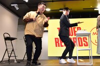 バースデーケーキの図柄を、遠心力を使って見せようとシミュレーションする和牛。