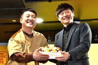 川西（右）のバースデーケーキを見せる和牛。