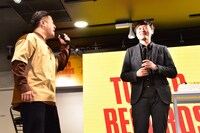 誕生日を迎えた川西に、JUN SKY WALKER(S)の「HAPPY BIRTHDAY…MOON」を歌いかける水田（左）。