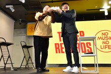 バースデーケーキを取材陣に見せる和牛。