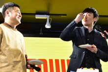和牛・川西（右）がバースデーケーキを口にするワンシーン。