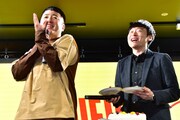 「和牛のA4ランクを召し上がれ！」のDVD発売記念イベントで川西（右）36歳のバースデーケーキを試食し、「おいしんじ！」を全開で披露した水田（左）。