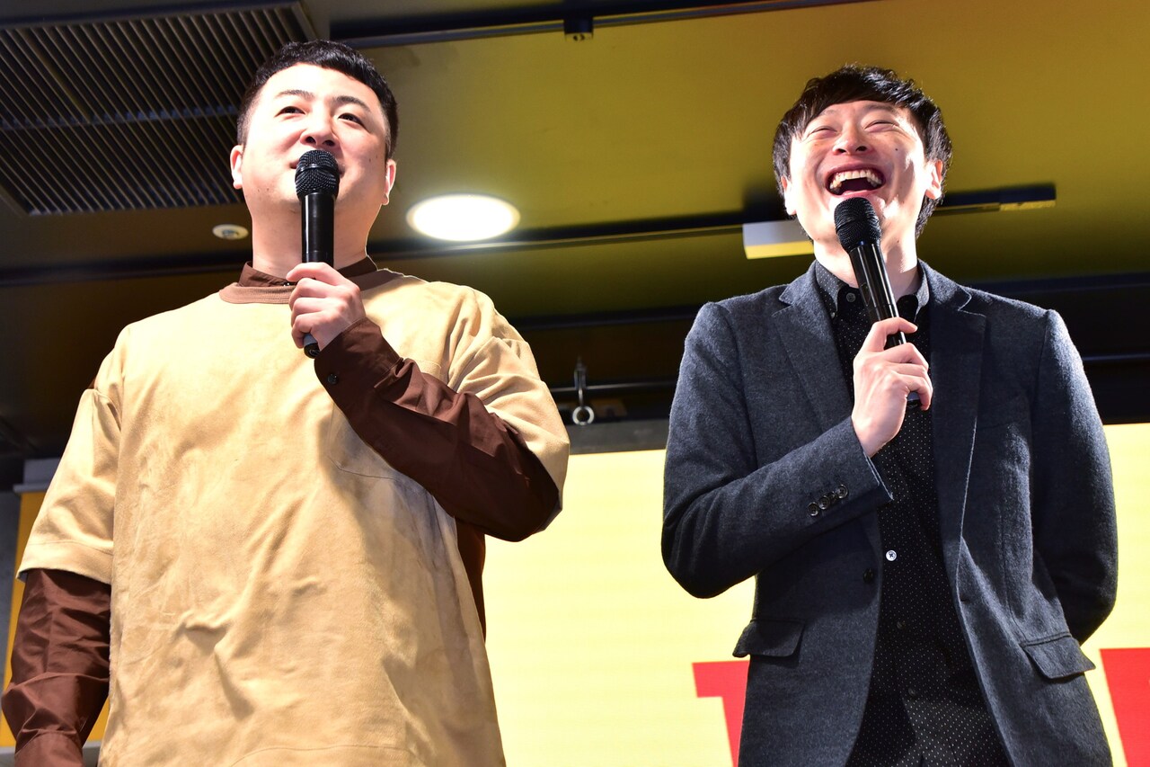 イベントの最後にコメントする和牛。