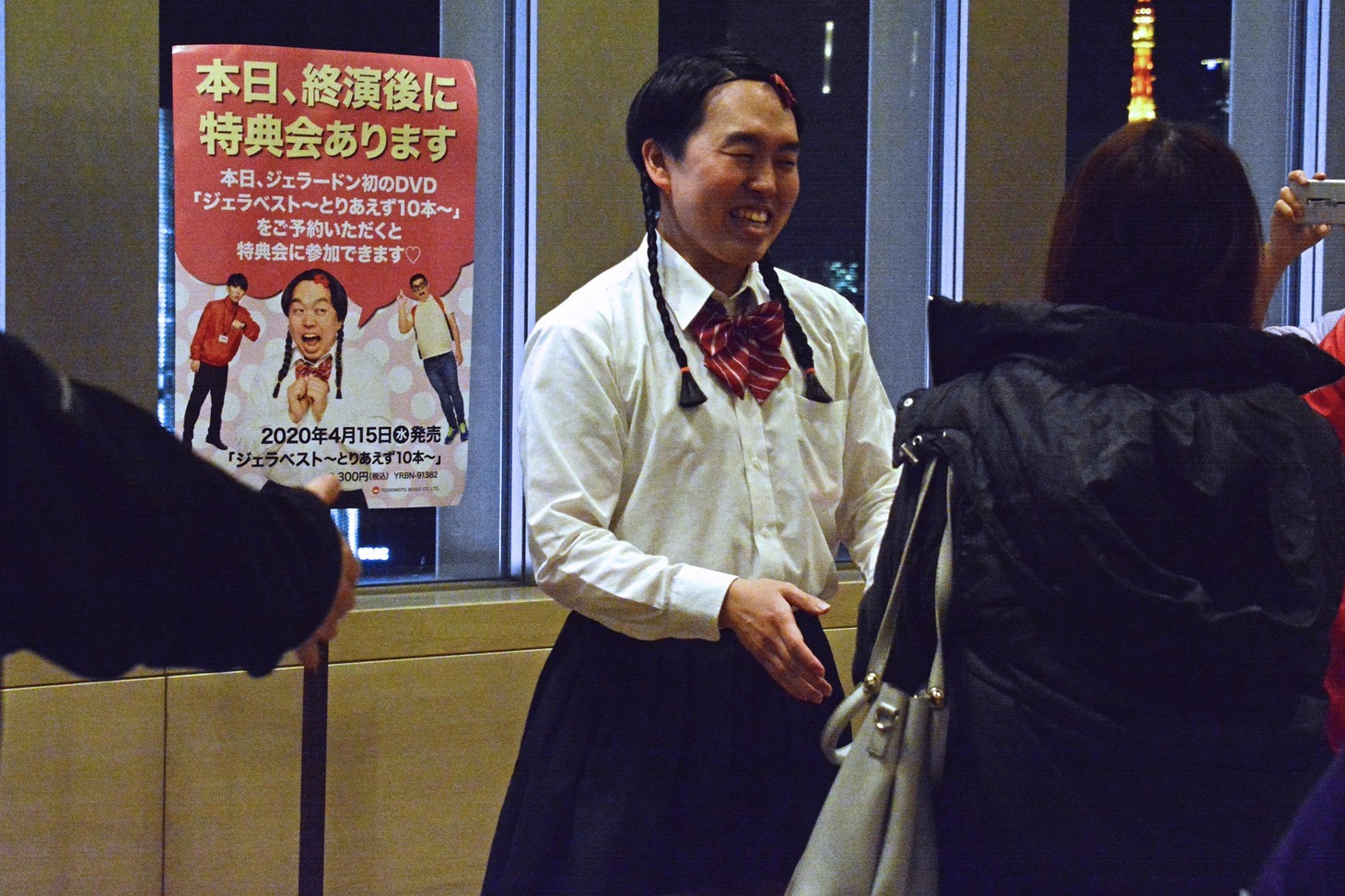握手会に臨む如月マロン。