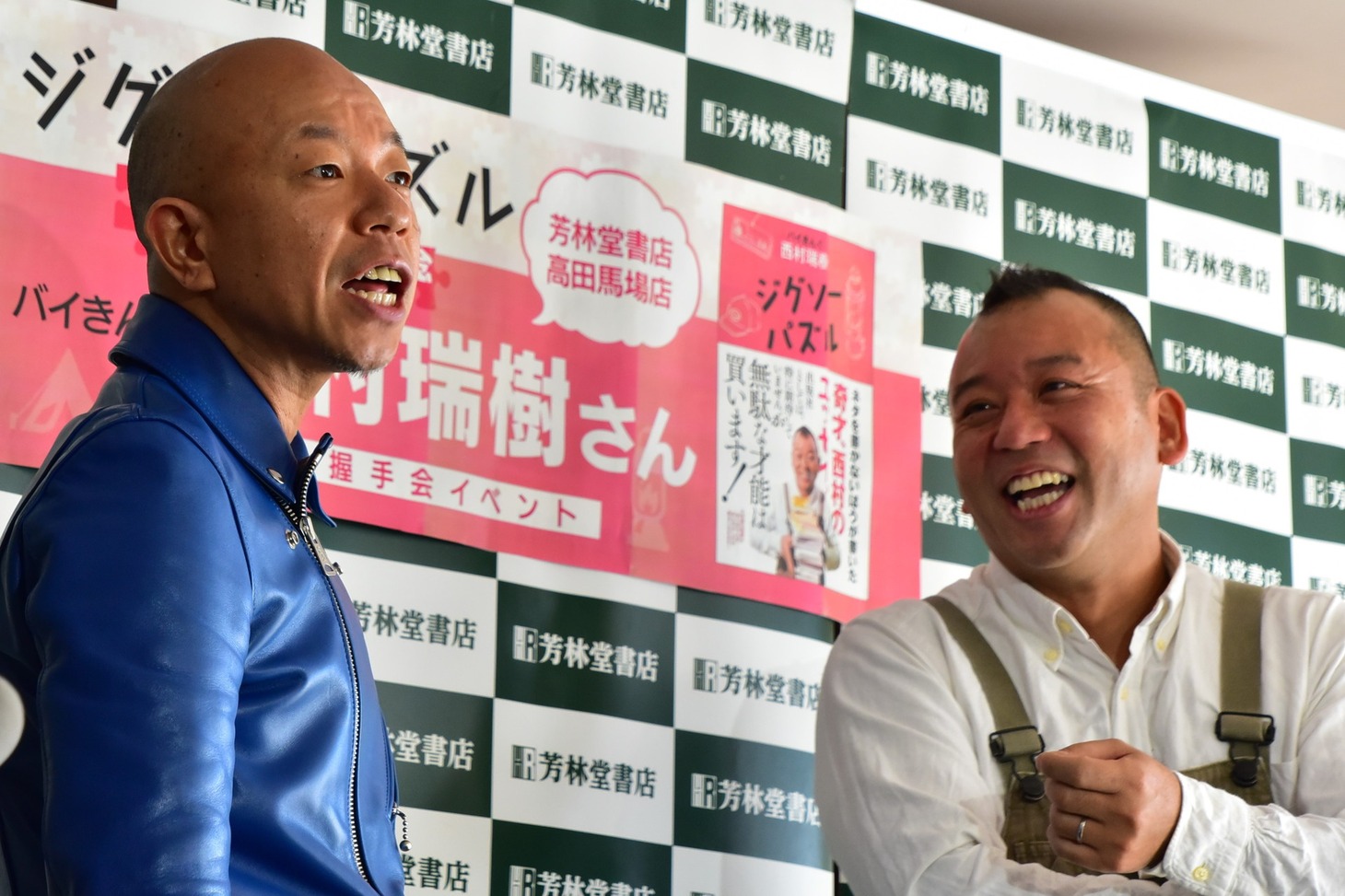 「誰が買うんだよ！」と連呼しながら、バイきんぐ小峠（左）が相方・西村（右）へのサプライズで登壇した場面。