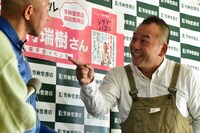 先に書籍を出版したことで相方・小峠にマウントを取るバイきんぐ西村（右）。