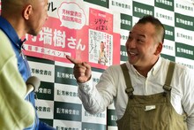 先に書籍を出版したことで相方・小峠にマウントを取るバイきんぐ西村（右）。