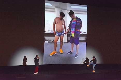 半裸の日村の写真を振り返るバナナマン。