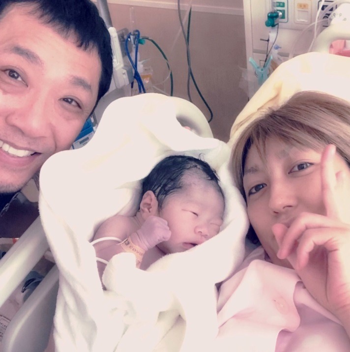 娘と写真を撮るかりすま～ず。(c)Ameba