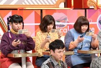 “スマホ老眼”の可能性をチェックする3時のヒロイン（後列）。(c)TBS