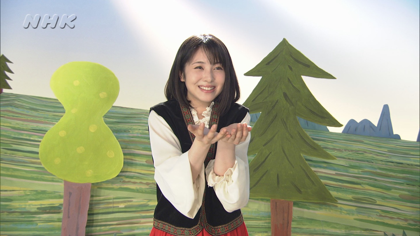 「ヘンゼルとグレーテル」に出演する浜辺美波。(c)NHK