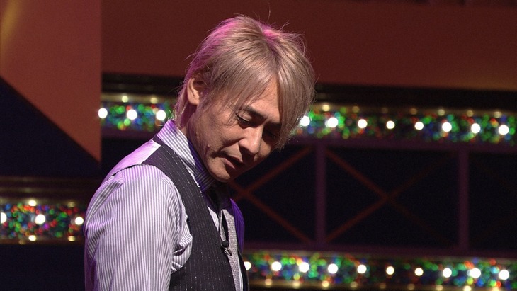 小学生審査員の前でネタを披露するヒロシ。