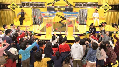 小学生審査員が玉入れする様子を見守るヒロシとゆってぃ。