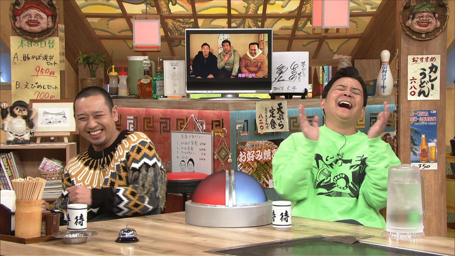 ミルクボーイの相席旅をスタジオで観る千鳥。(c)ABCテレビ