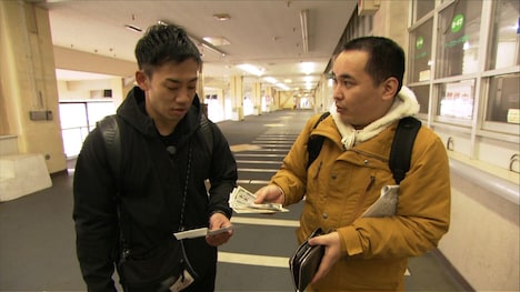 水沢競馬場でロケを展開するミルクボーイ。(c)ABCテレビ