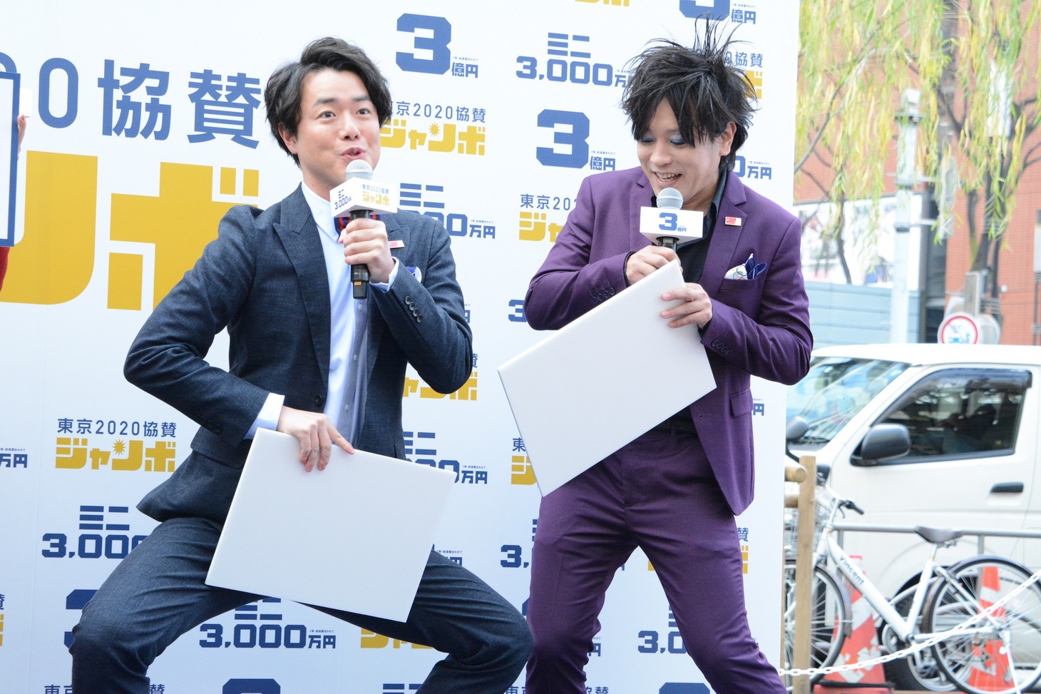 フリップ発表時にギャグを披露するぺこぱシュウペイ（左）。