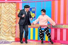 （左から）バナナマン日村、吉田日向。(c)TBS