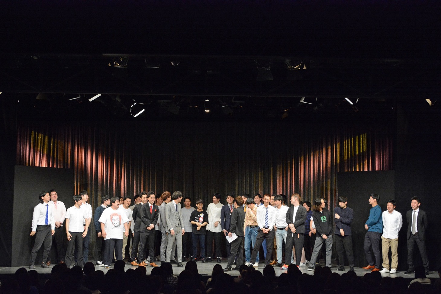 予選ブロックの結果発表の様子。