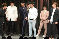 自身の衣装が「フォーマルなときのコロコロチキチキペッパーズ・ナダル」を意識していることを明かすアイロンヘッド辻井。