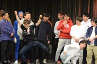 ギャグを披露しようとしたバイク川崎バイクの足元を崩すアイロンヘッド辻井。