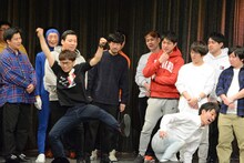 ギャグを披露しようとしたバイク川崎バイクの足元を崩すアイロンヘッド辻井。