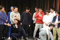 ギャグを披露しようとしたバイク川崎バイクの足元を崩すアイロンヘッド辻井。