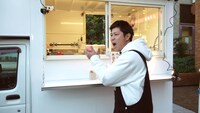 タピオカドリンクを売るパンサー尾形。(c)TBS
