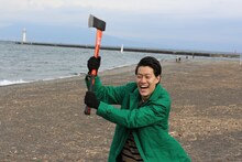 斧を持つ霜降り明星・粗品。(c)静岡朝日テレビ