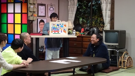 手作り紙芝居を披露するロバート山本。(c)HBC
