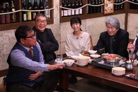 福岡県人会のカンニング竹山（左端）ら。(c)フジテレビ