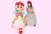 「映画クレヨンしんちゃん 激突！ラクガキングダムとほぼ四人の勇者」ゲスト声優を務める、りんごちゃん（右）と野原しんのすけ。