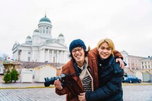 左からエレキコミックやつい、磯村勇斗。