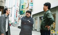 「steady.」2020年3月号より、左からななまがり森下、空気階段・鈴木もぐら、ななまがり初瀬（撮影：齊藤大嗣）。