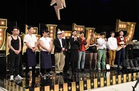 有ジェネファミリーの芸人たち。(c)TBS