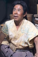 ナインティナイン岡村演じる菊丸。(c)NHK