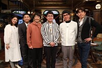 （左から）杉原千尋アナ、伊藤利尋アナ、銀シャリ、おぎやはぎ小木、石橋貴明。(c)フジテレビ