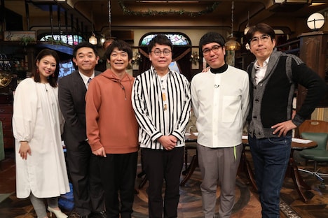 （左から）杉原千尋アナ、伊藤利尋アナ、銀シャリ、おぎやはぎ小木、石橋貴明。(c)フジテレビ