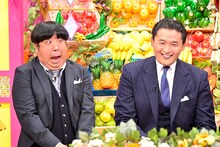 （左から）バナナマン日村、貴乃花光司。(c)TBS