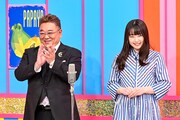 サンドウィッチマンのネタ「ハンバーガーショップ」でコラボする（左から）サンド伊達、桜井日奈子。(c)TBS