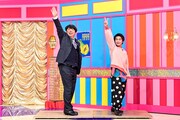 タップダンスを披露する（左から）バナナマン日村、吉田日向。(c)TBS