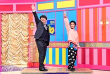 タップダンスを披露する（左から）バナナマン日村、吉田日向。(c)TBS