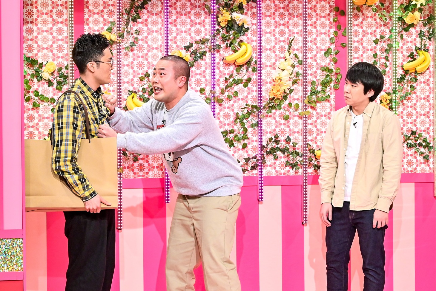 「バナナサンド」内の「ここでパプリカ選手権」でネタを披露するハナコ。(c)TBS