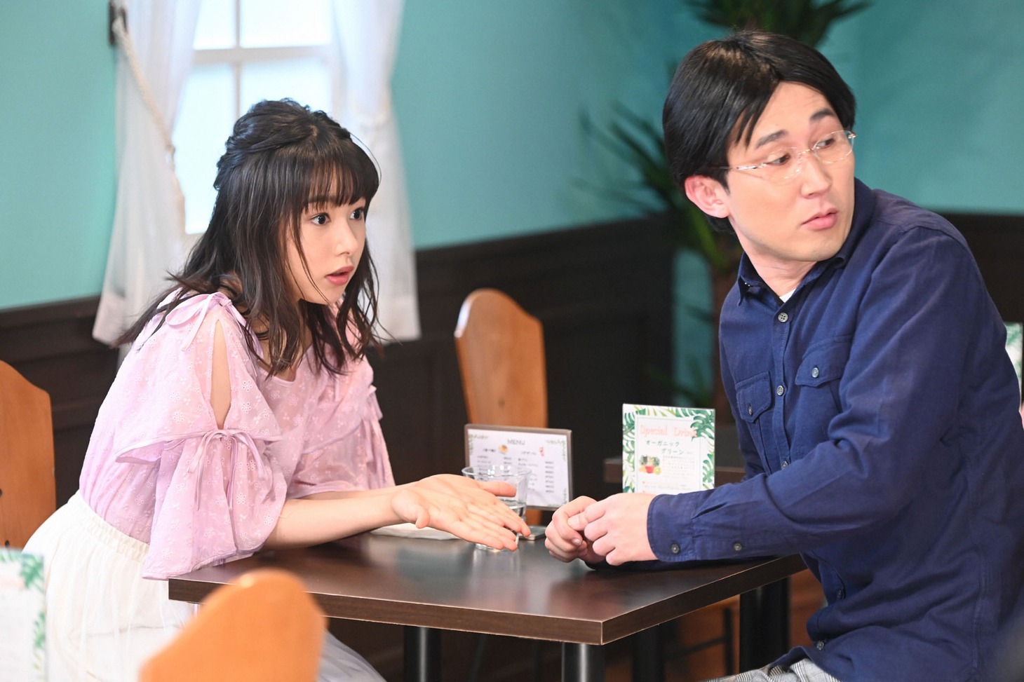 コント「失礼しました」より（左から）桜井日奈子、シソンヌじろう。(c)NHK