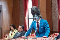 コント「宇宙人総理」より。(c)NHK