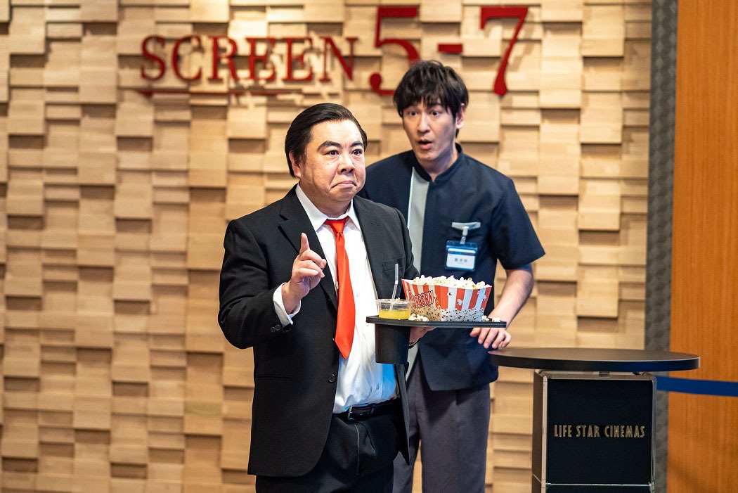 映画館を舞台にしたドランクドラゴン塚地の無声コント「Mr.ボーン」。(c)NHK