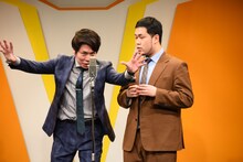 漫才を披露する令和ロマン。