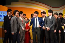 集計中はナイチンゲールダンス・ヤス（手前左）が彼女にフラれたという話で持ち切りに。